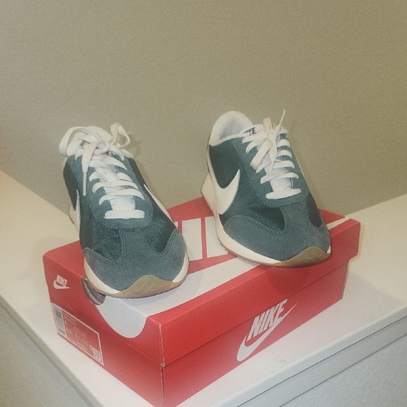 Nike Womens Dark Green and White Sneakers - Picture 5 of 7